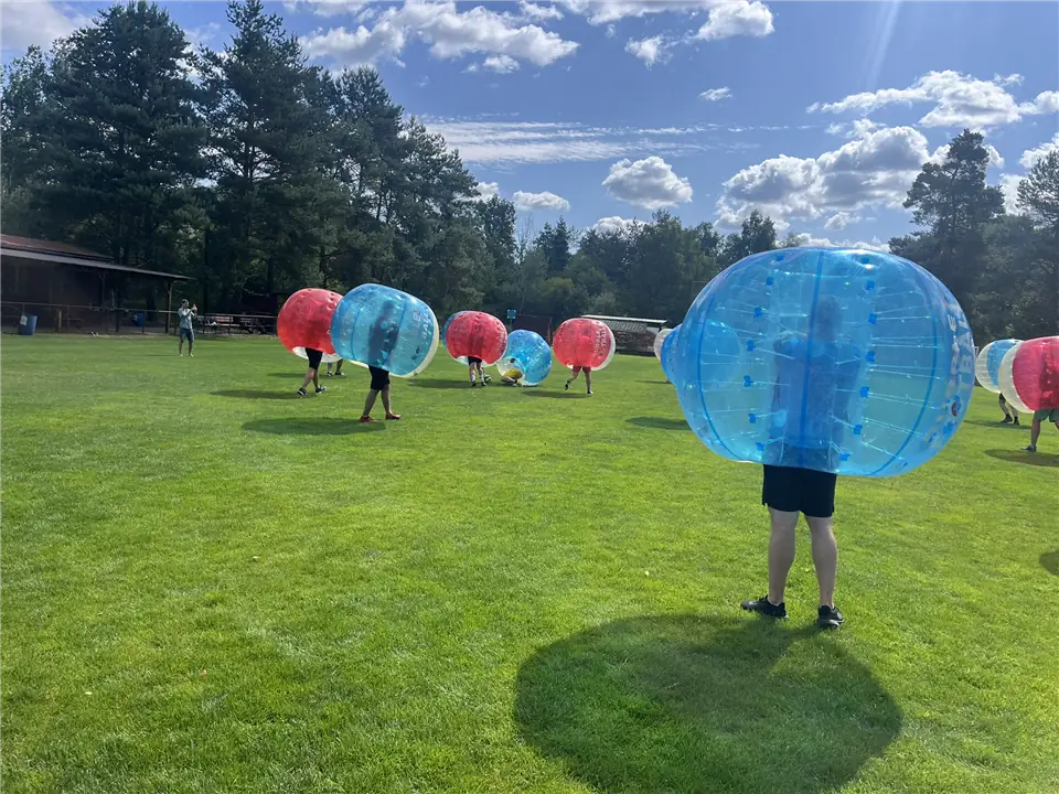 Bubble-Soccer-Spieler in Aktion – Doksy (Máchasee)