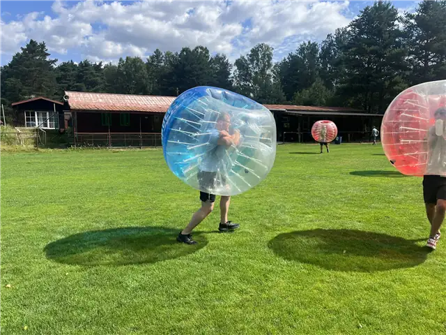 Bubble-Soccer-Spieler in Aktion – Doksy (Máchasee) (2)