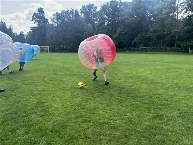 Bubble-Soccer-Spieler in Aktion – Doksy (Máchasee) (3)