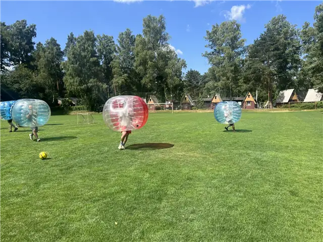 Bubble-Soccer-Spieler in Aktion – Doksy (Máchasee) (4)