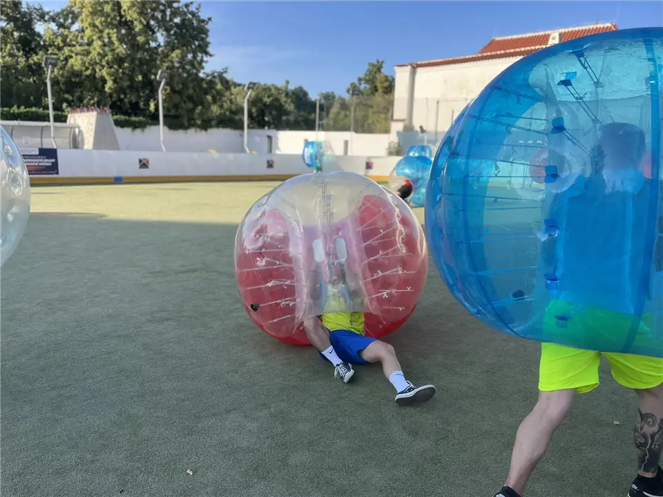 Bubble-Soccer-Spieler in Aktion – Prag – Kozí 18