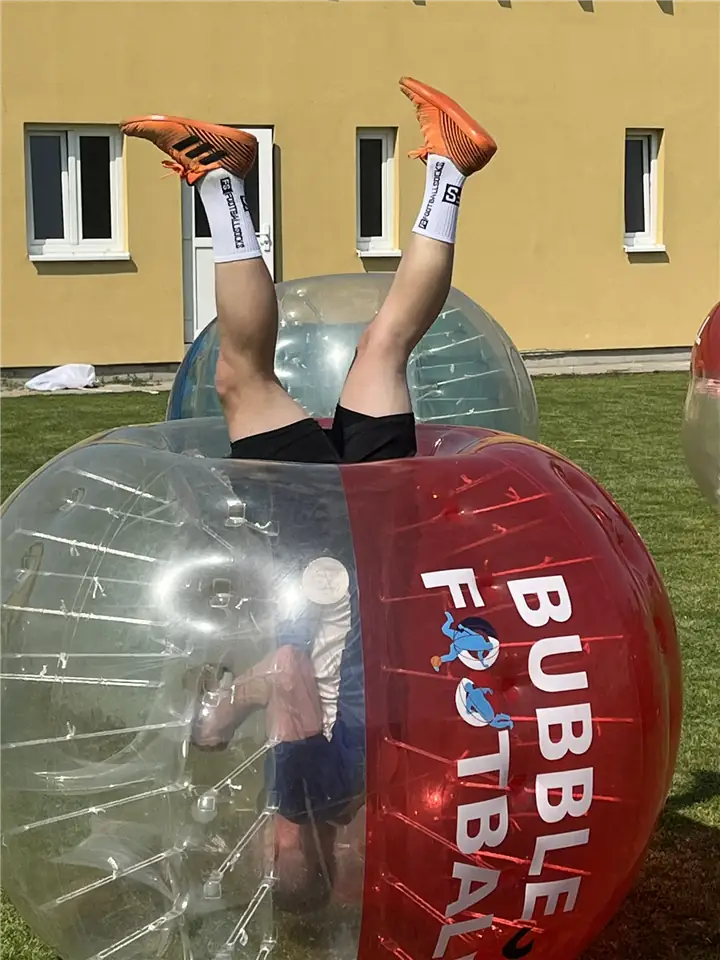 Bubble-Soccer-Spieler in Aktion – Litoměřice