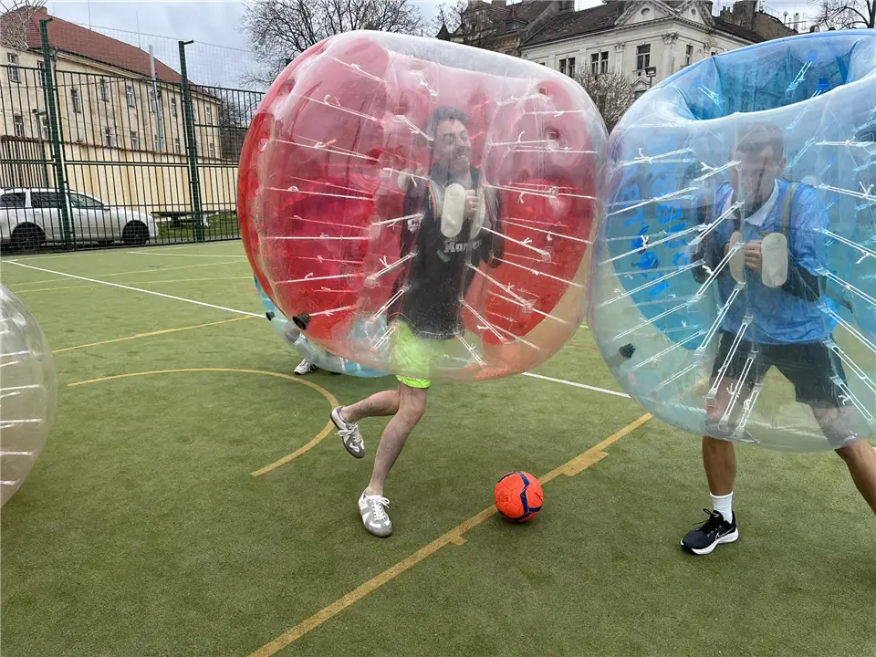 Bubble-Soccer-Spieler in Aktion – Prag – Masná