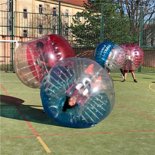 Bubble-Soccer-Spieler in Aktion – Prag – Masná (2)