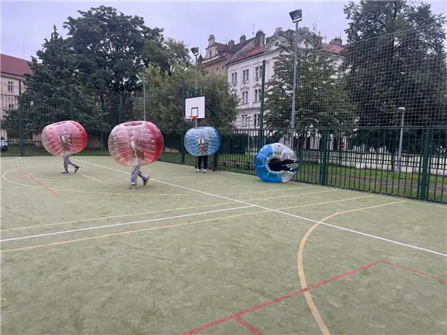 Bubble-Soccer-Spieler in Aktion – Prag – Masná (3)