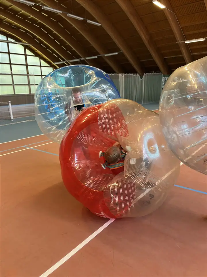 Bubble-Soccer-Spieler in Aktion – Špindlerův Mlýn