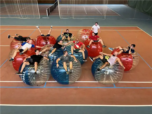 Bubble-Soccer-Spieler in Aktion – Špindlerův Mlýn (2)