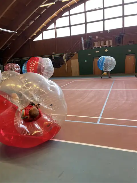 Bubble-Soccer-Spieler in Aktion – Špindlerův Mlýn (3)