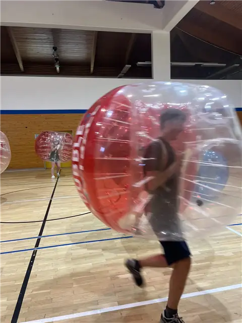 Bubble-Soccer-Spieler in Aktion – Špindlerův Mlýn (4)